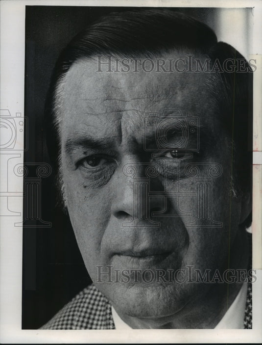 1974 Press Photo Richard Gousha, school superintendent in his office, Milwaukee.