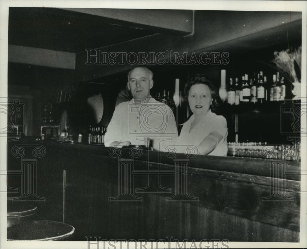 1950 Press Photo Ray and Anne Killa behind the bar of the Glen Oaks Tavern- Historic Images