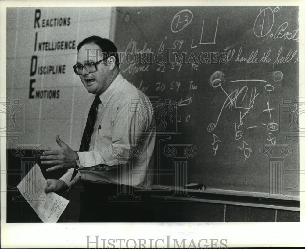 1982 Press Photo Basketball Don Gosz gives his team a pep talk, Wisconsin- Historic Images