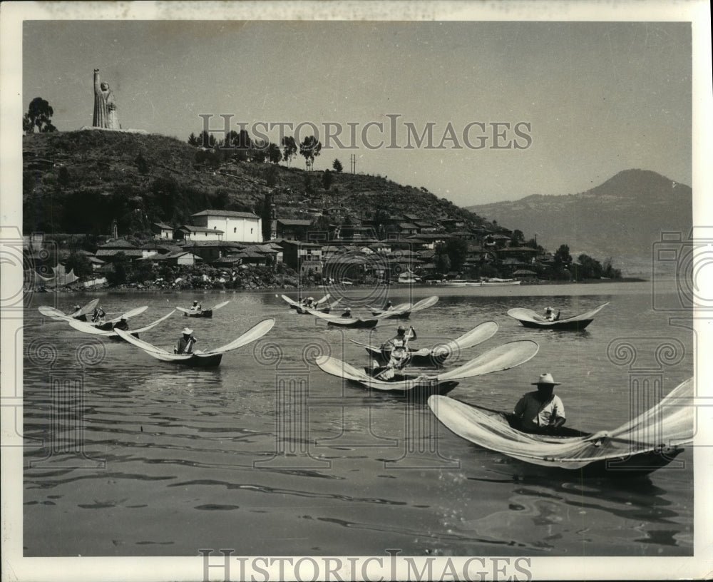 1972 Press Photo Fishermen using buitterfly nets on Lake Patzcuaro in Mexido- Historic Images