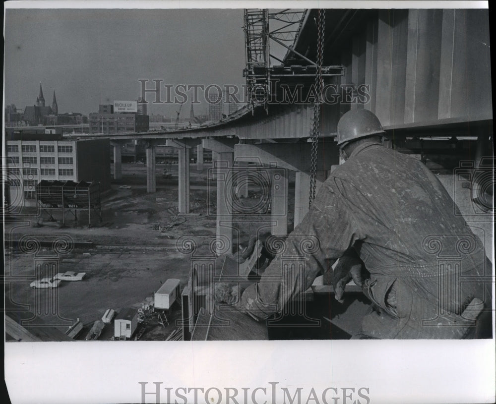 1968 Press Photo New motorway bridge construction in Menomonee river valley- Historic Images