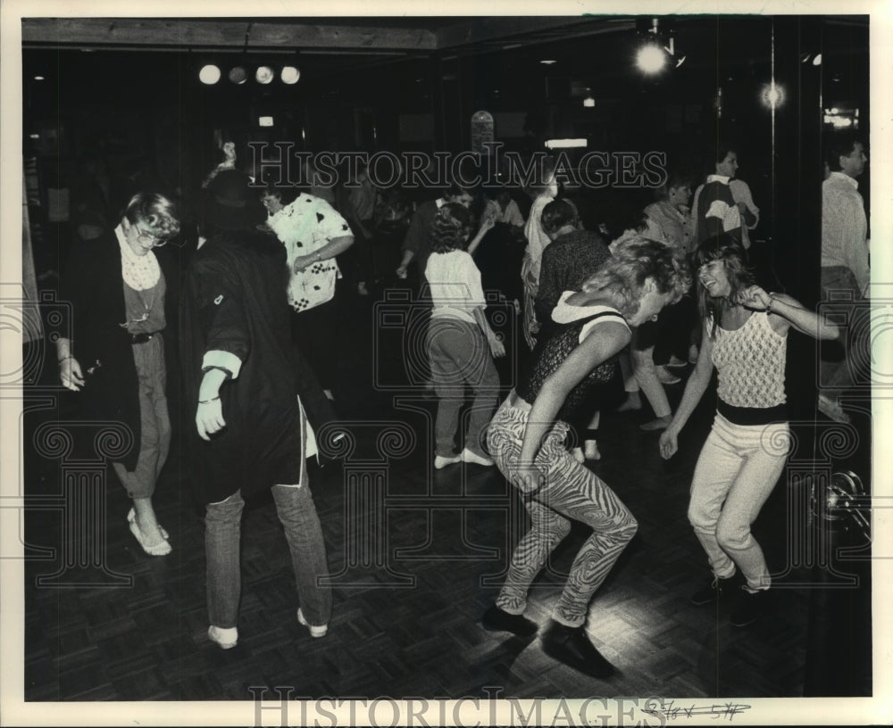 1986 Press Photo Teens dance during teen night at a tavern in Grafton, Wisconsin- Historic Images