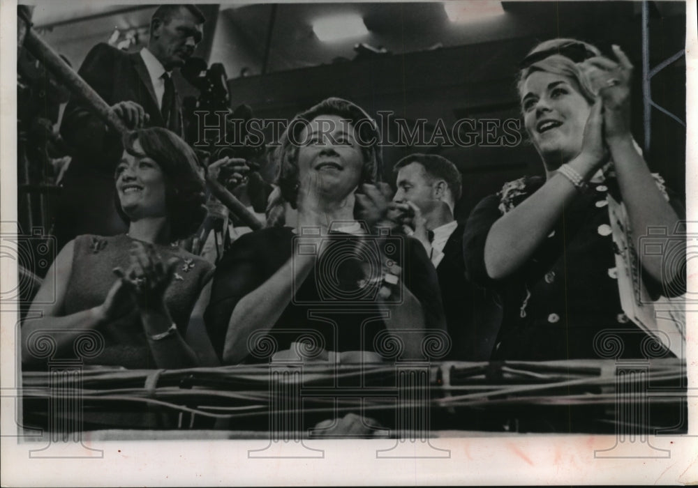 1964 Press Photo Wife of Barry Goldwater, Arizona Senator, with Daughters at GOP- Historic Images