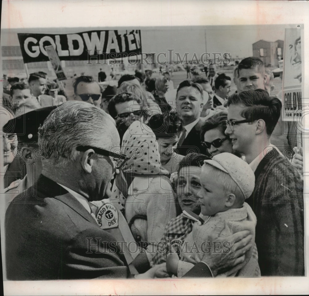 1964 Press Photo Senator Barry Goldwater with Supporters at Chicago Airport- Historic Images