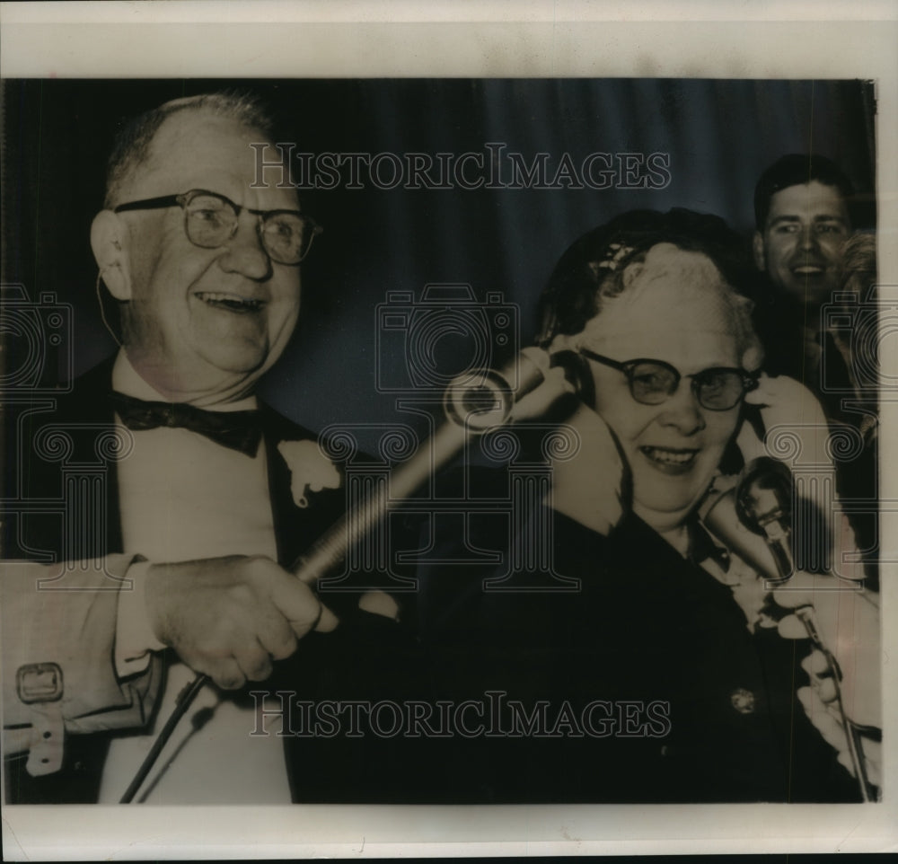 1982 Press Photo John Glenn Sr. and wife, talk with astronaut son, Ohio.- Historic Images