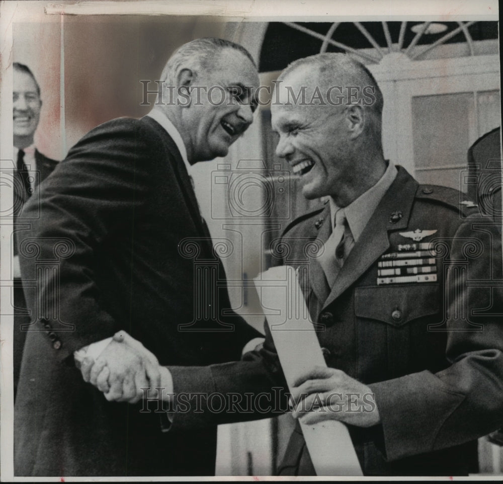 1964 Press Photo President Lyndon Johnson and John Glenn shake hands at ceremony