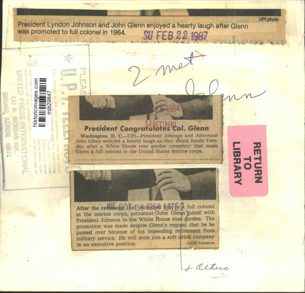 1964 Press Photo President Lyndon Johnson and John Glenn shake hands at ceremony