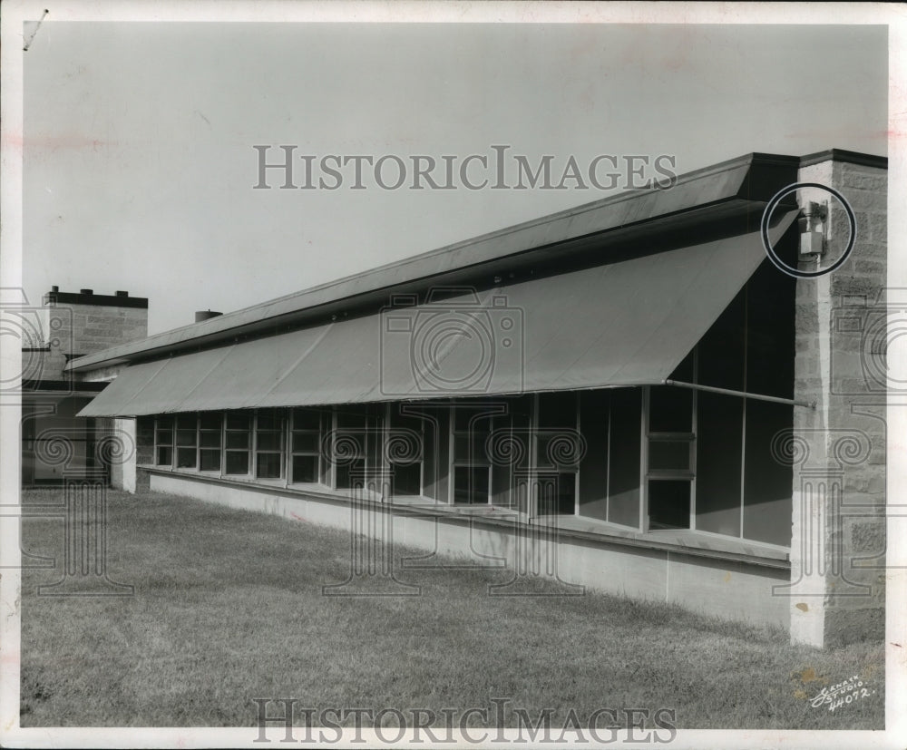 1957 Press Photo Automatic Roll-Up Shade at New Glendale City Hall- Historic Images