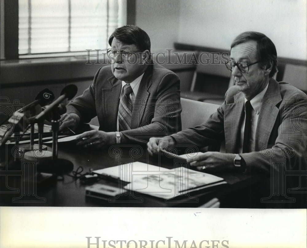 1981 Press Photo Herbert A. Goetsch and other at City Hall meeting in Wisconsin- Historic Images