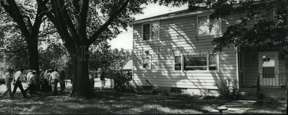 1990 Press Photo Jury members tour Chad E. Goetsch home in Oak Grove, Wisconsin- Historic Images