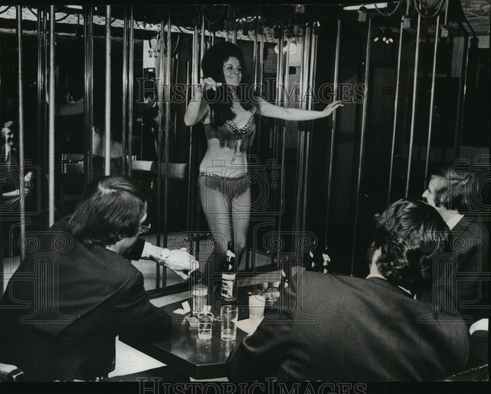 1974 Press Photo a go-go audience of men in their 20s - mjb30034