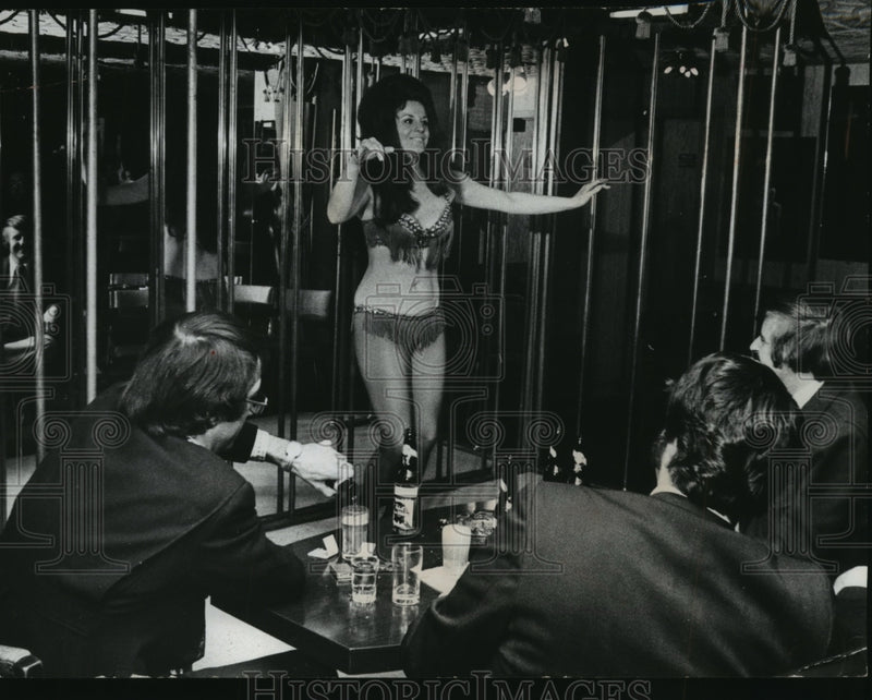 Load image into Gallery viewer, 1974 Press Photo a go-go audience of men in their 20s - mjb30034

