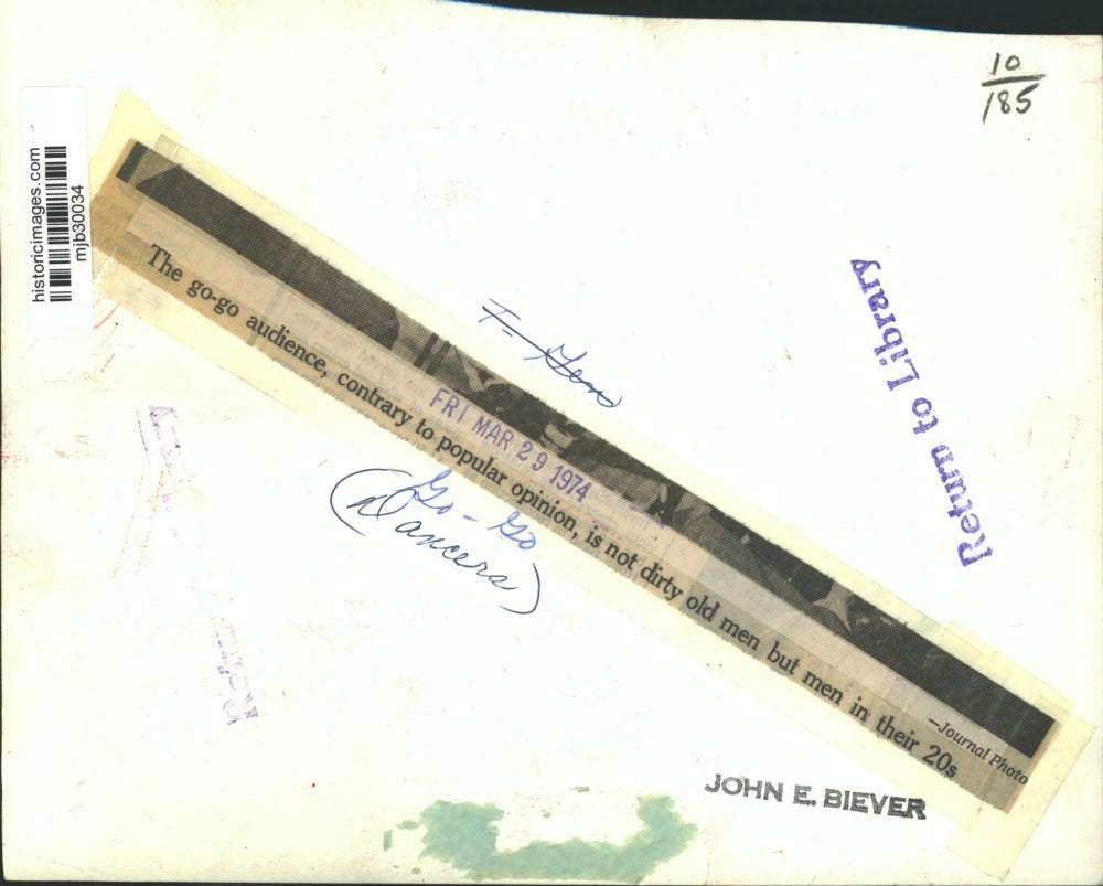 1974 Press Photo a go-go audience of men in their 20s - mjb30034