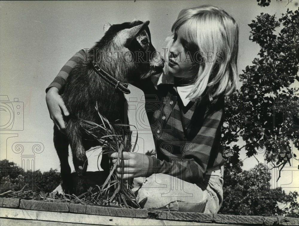 1979 Press Photo Laurel Albertin With African Pygmy Goat Outside Her Family Home- Historic Images