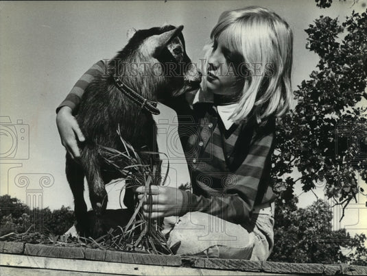 1979 Press Photo Laurel Albertin With African Pygmy Goat Outside Her Family Home- Historic Images