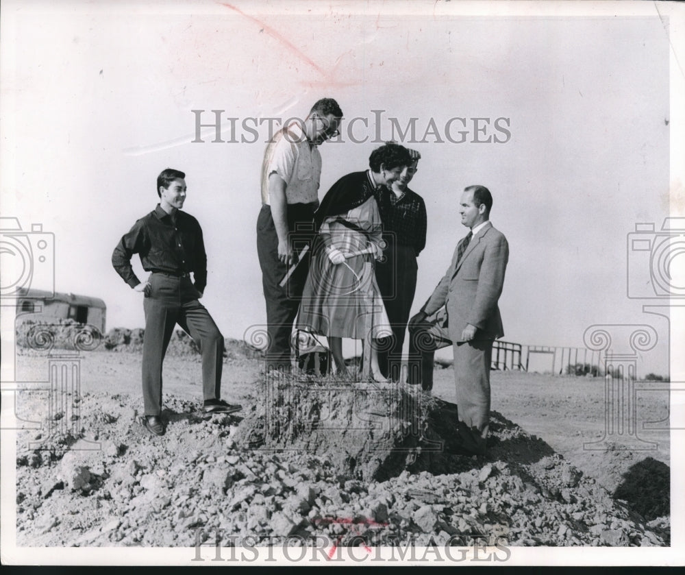 1953 Press Photo Brenda Lewis drives stake at Melody Circus theater setup site- Historic Images