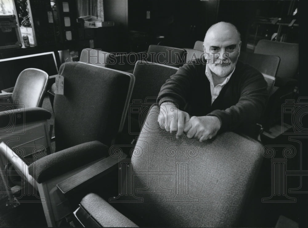 1993 Press Photo Richard Melcher, among old theatre chairs auctioned off. - Historic Images