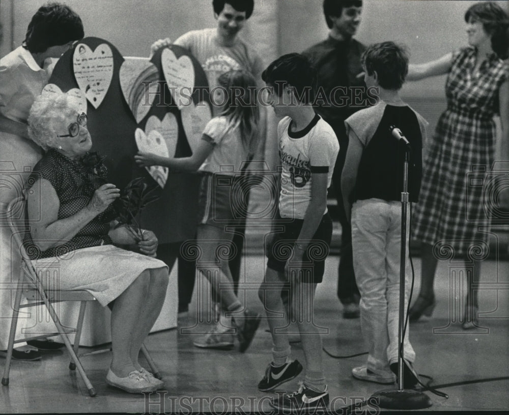 1984 Press Photo Principal, Audrey Mathias, students at Hlllcrest School - Historic Images