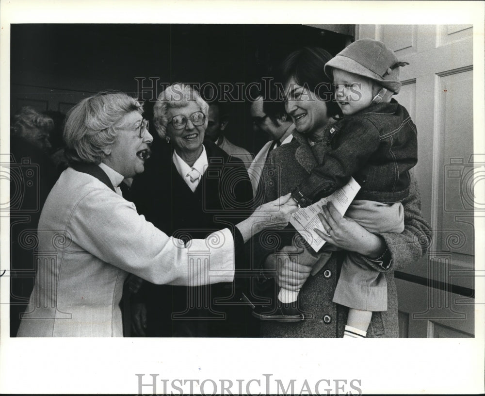 1982 Press Photo United Methodist Bishop Marjorie Matthews with children- Historic Images