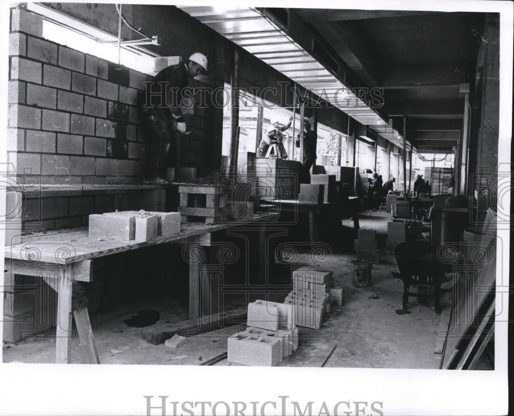 1961 Press Photo The Milwaukee Journal building, new addition construction- Historic Images