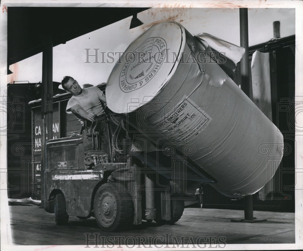 1952 Press Photo Bob Dethloff unloading newsprint from boxcar with clamp truck.- Historic Images