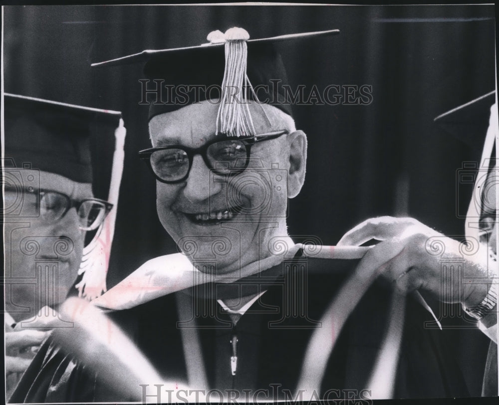 1965 Press Photo Dr. Karl Menninger awarded honorary degree, U of Wisconsin- Historic Images