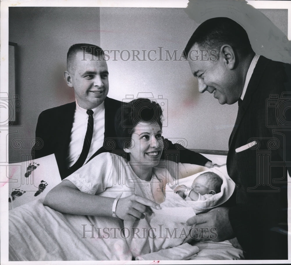 1963 Press Photo Stanley Martin with Mr. and Mrs. Donald Habeck, Newborn- Historic Images