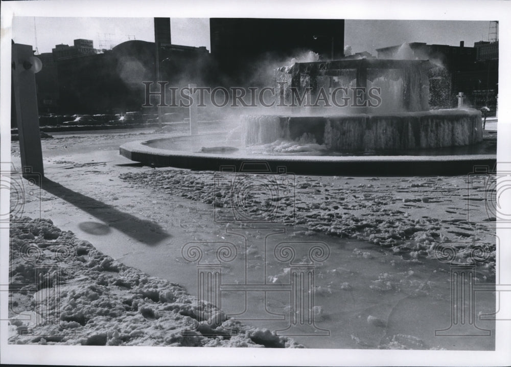 1971 Press Photo Frozen Fountain Outside Milwaukee&#39;s Music Hall- Historic Images