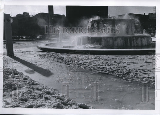 1971 Press Photo Frozen Fountain Outside Milwaukee's Music Hall- Historic Images