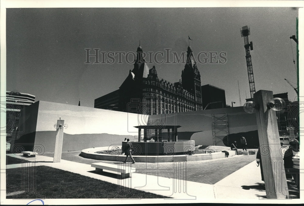 1987 Press Photo Performing Arts Center, Milwaukee Wisconsin, Artful Barrier- Historic Images