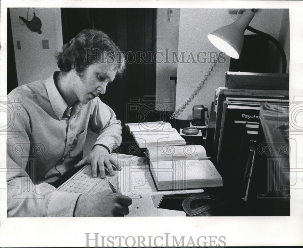 1974 Press Photo William Weidmann at his apartment near Marquette University- Historic Images