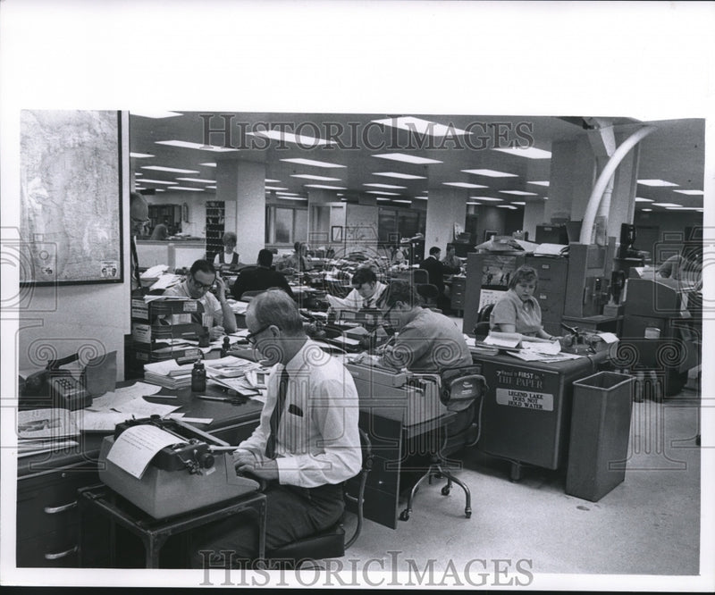 Load image into Gallery viewer, 1971 Press Photo Employees of the Milwaukee Journal news departments - mjb31029
