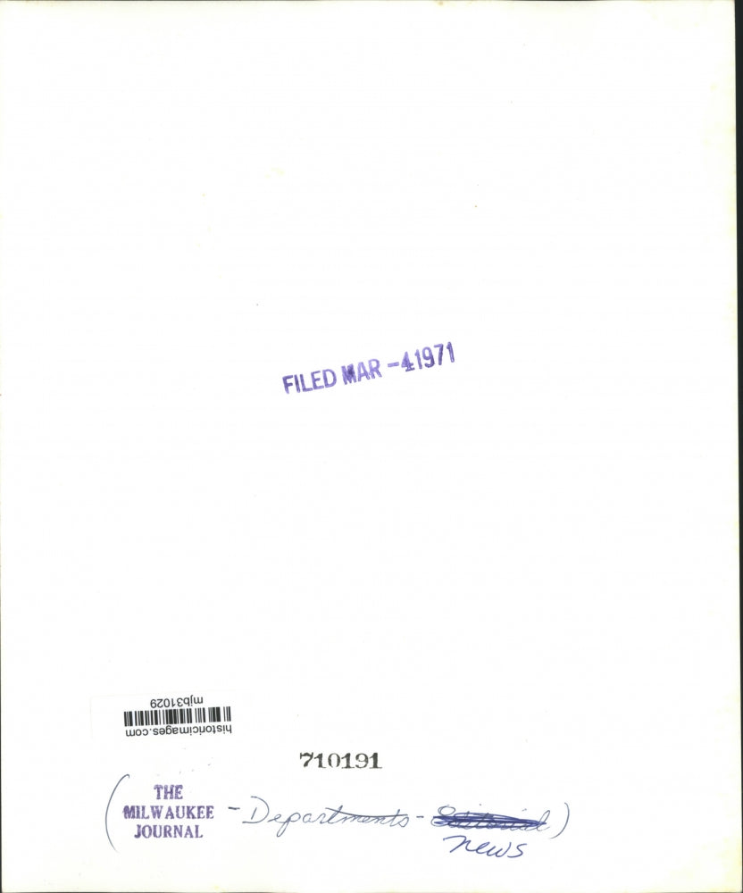 1971 Press Photo Employees of the Milwaukee Journal news departments - mjb31029