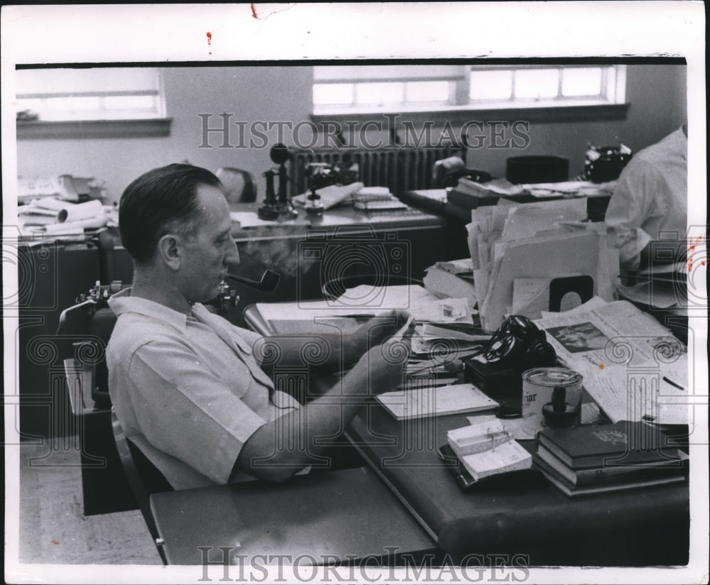  Press Photo Don Trenary, Men&#39;s section editor of the Milwaukee Journal - Historic Images