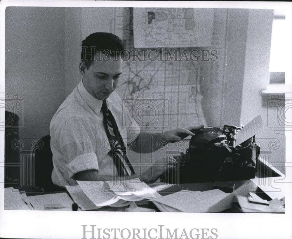 1955 Press Photo Milwaukee Journal editorial department employee- Historic Images