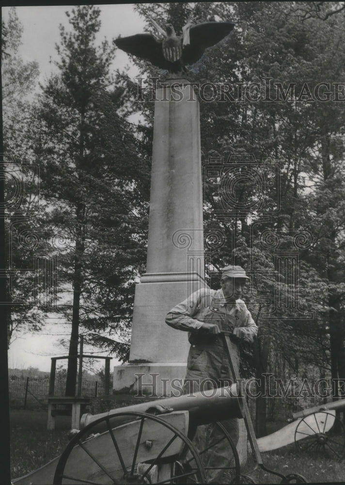Load image into Gallery viewer, 1957 Press Photo Henry Zimmerman Near Civil War Memorial at Rhine Center
