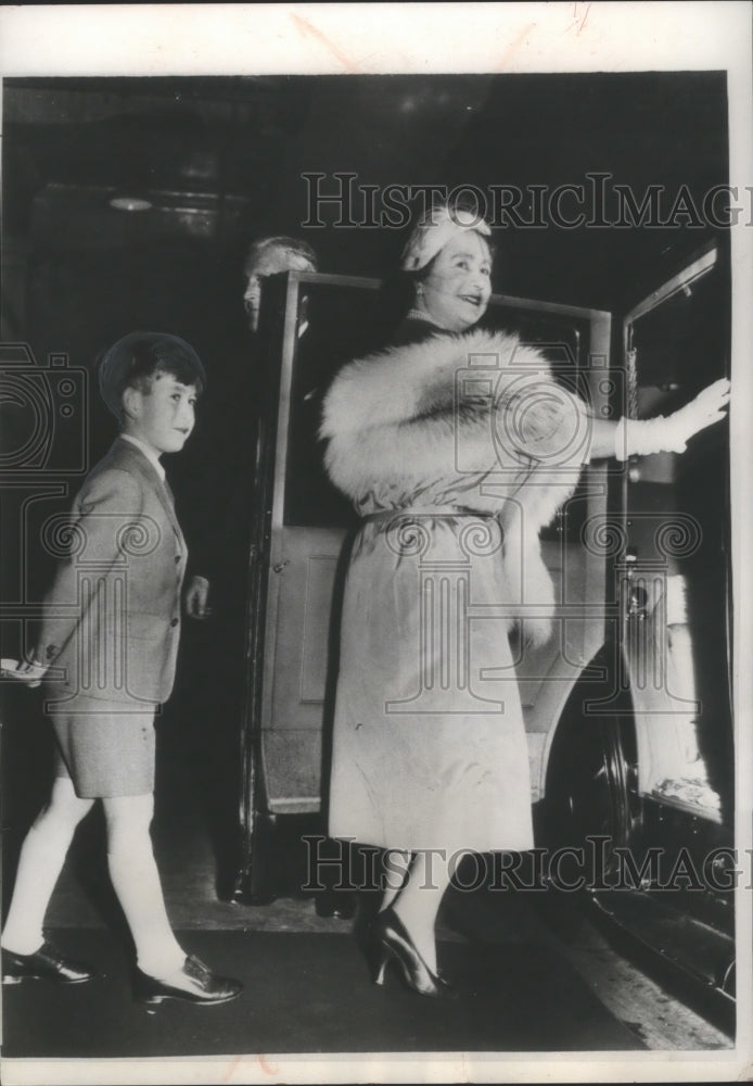 1956 Press Photo Prince Charles and Queen Elizabeth Get Into Car in London- Historic Images