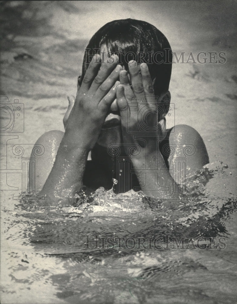 1984 Press Photo Jason Gehrke Swims In Mequon&#39;s Swimming Pool In Wisconsin- Historic Images