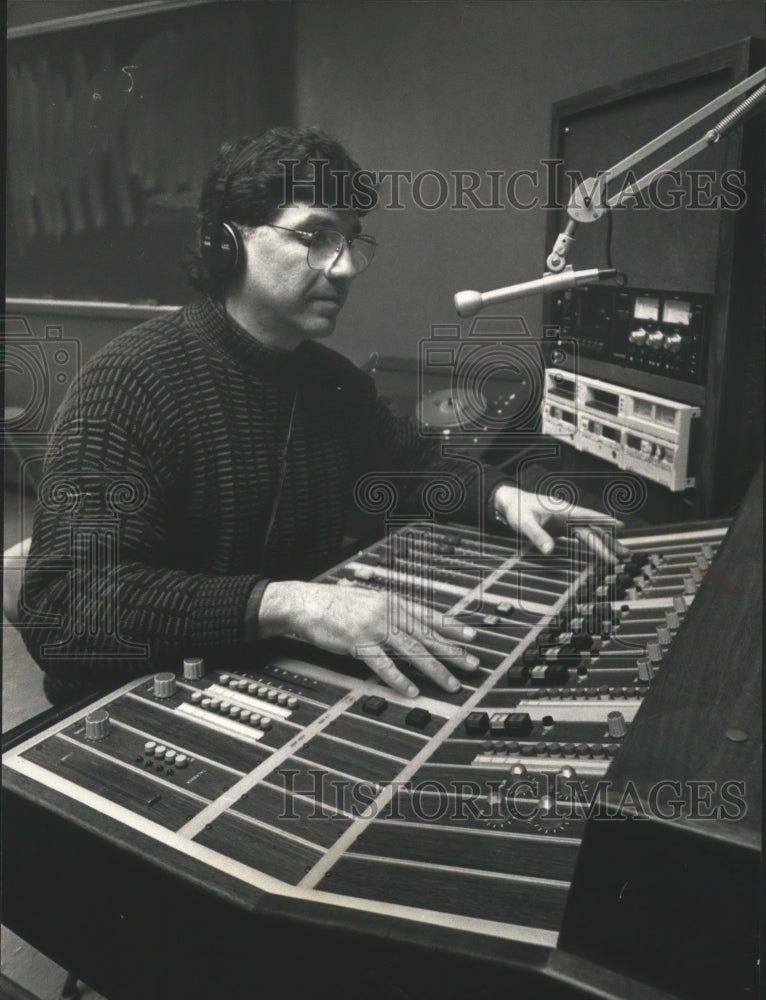 1992 Press Photo Michael Havice Video Production At Marquette University