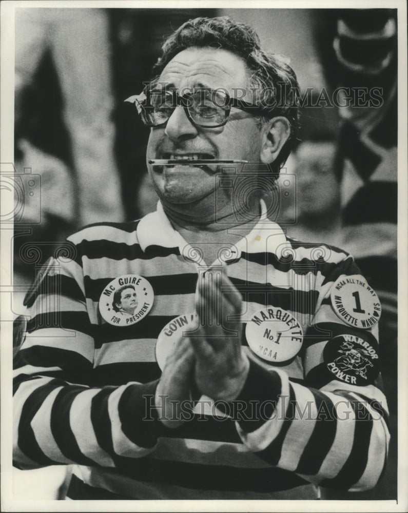 1977 Press Photo Paul Cooke watches championship Marquette University Baskeball- Historic Images