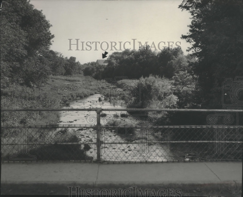 1952 Press Photo Arrow Points to Old Mill in Menomonee Falls, Wisconsin- Historic Images