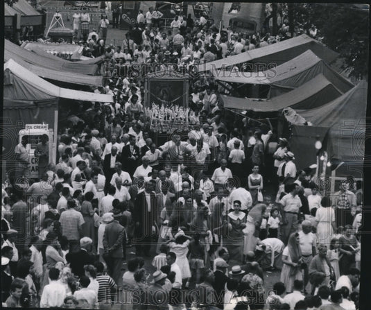 1958 Press Photo Painting of Blessed Virgin in a religious march, Milwaukee- Historic Images