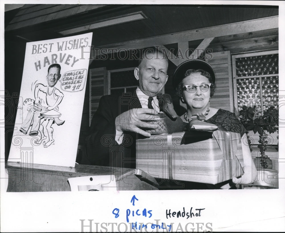 1965 Press Photo Mr. and Mrs. Harvey Madsen at his retirement party, Milwaukee- Historic Images