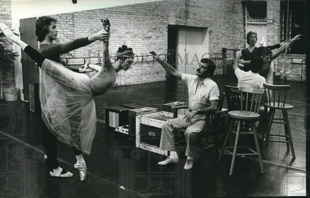 1982 Press Photo Enrique Martinez Coaches Dancers for &quot;Giselle&quot;- Historic Images