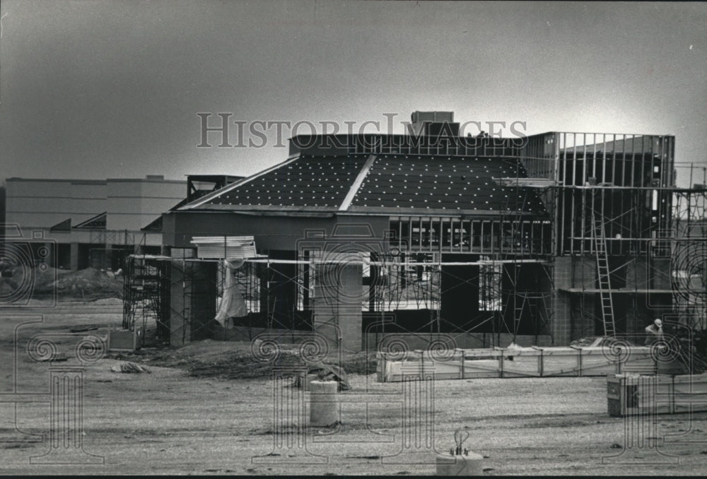 1992 Press Photo The Construction of Mauro Automall, Bristol Wisconsin- Historic Images