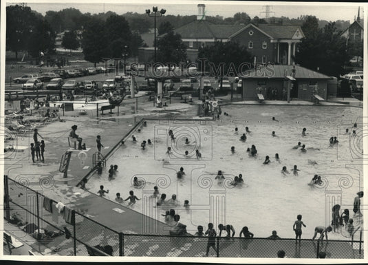 1987 Press Photo Mequon, Wisconsin pool may see record-breaking attendance- Historic Images