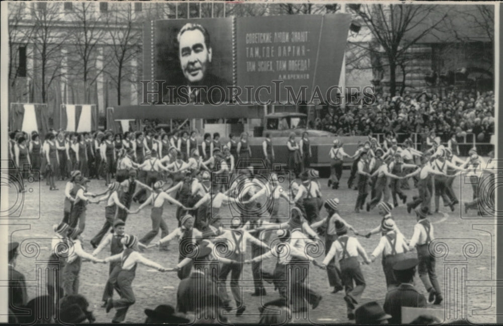 1976 Press Photo Russian Youth Dancing in May day Ceremony in Moscow Red Square