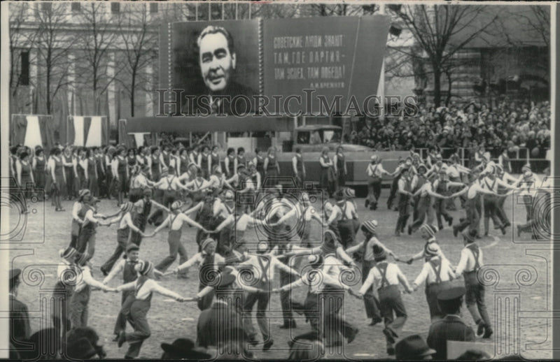 Load image into Gallery viewer, 1976 Press Photo Russian Youth Dancing in May day Ceremony in Moscow Red Square
