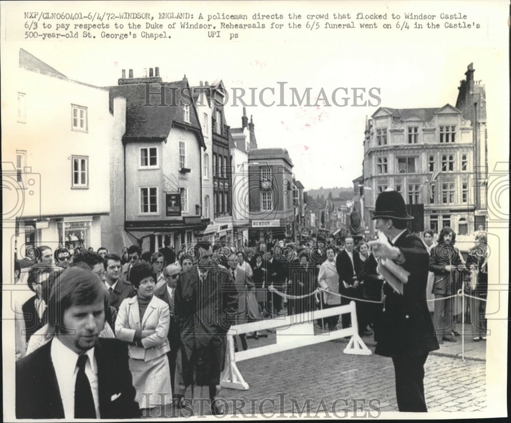 1972 Press Photo Policeman directs crowds paying last respects to Duke, England.