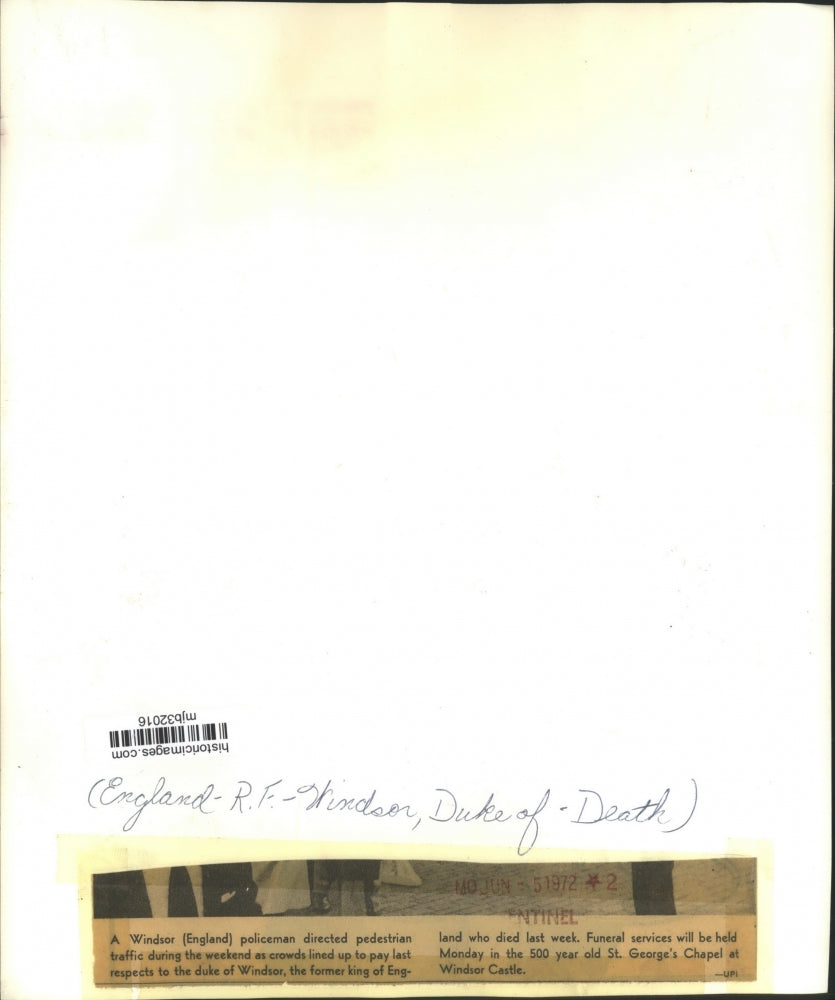 1972 Press Photo Policeman directs crowds paying last respects to Duke, England.